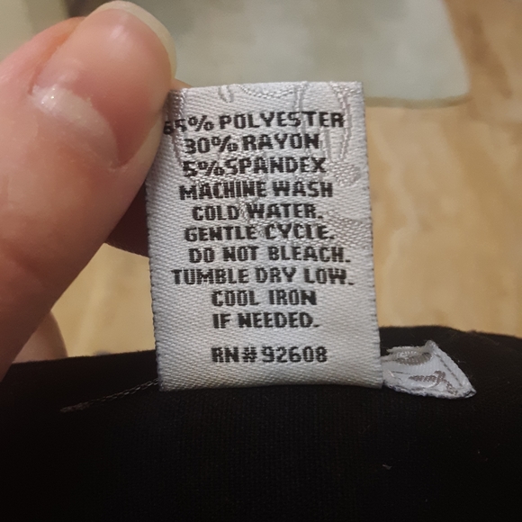 Black capris, size 6P - Picture 2 of 4